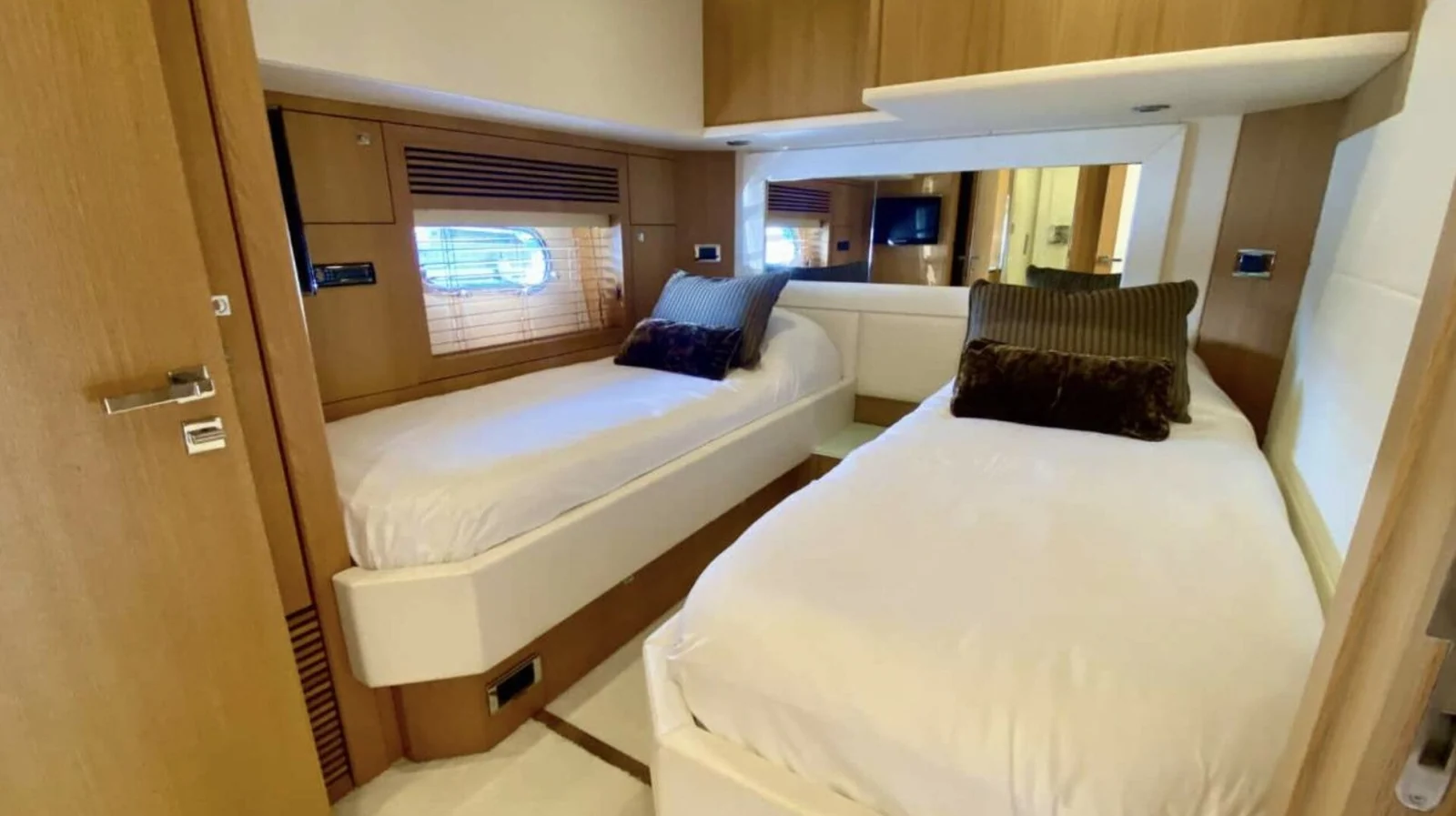 Sunseeker 86 Yacht - photo 16 yacht charter Cannes