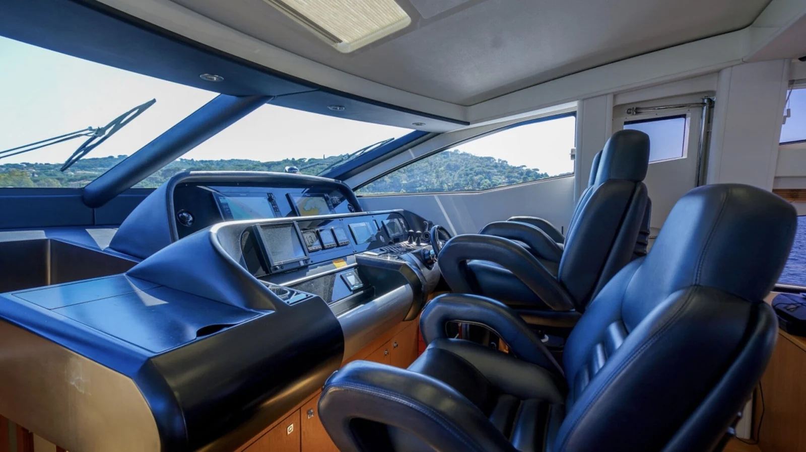 Sunseeker 86 Yacht - photo 17 yacht charter Cannes