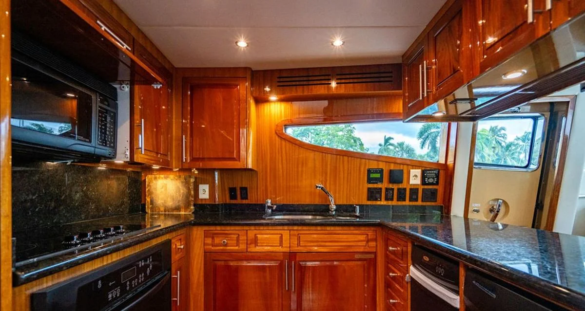 Top Shelf - photo 8 yacht charter Miami