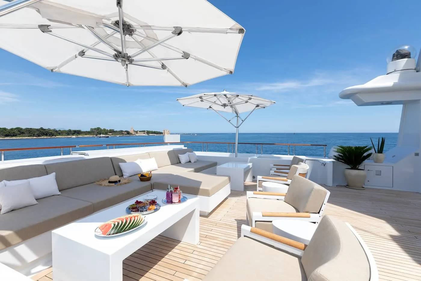 TREEHOUSE - photo 11 yacht charter Cannes