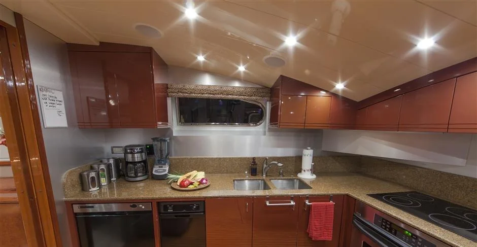 Troca One - photo 11 yacht charter Miami