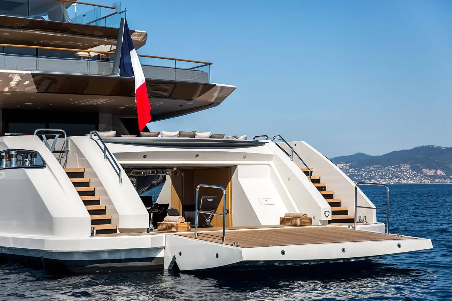 VERTIGE - photo 16 yacht charter Cannes