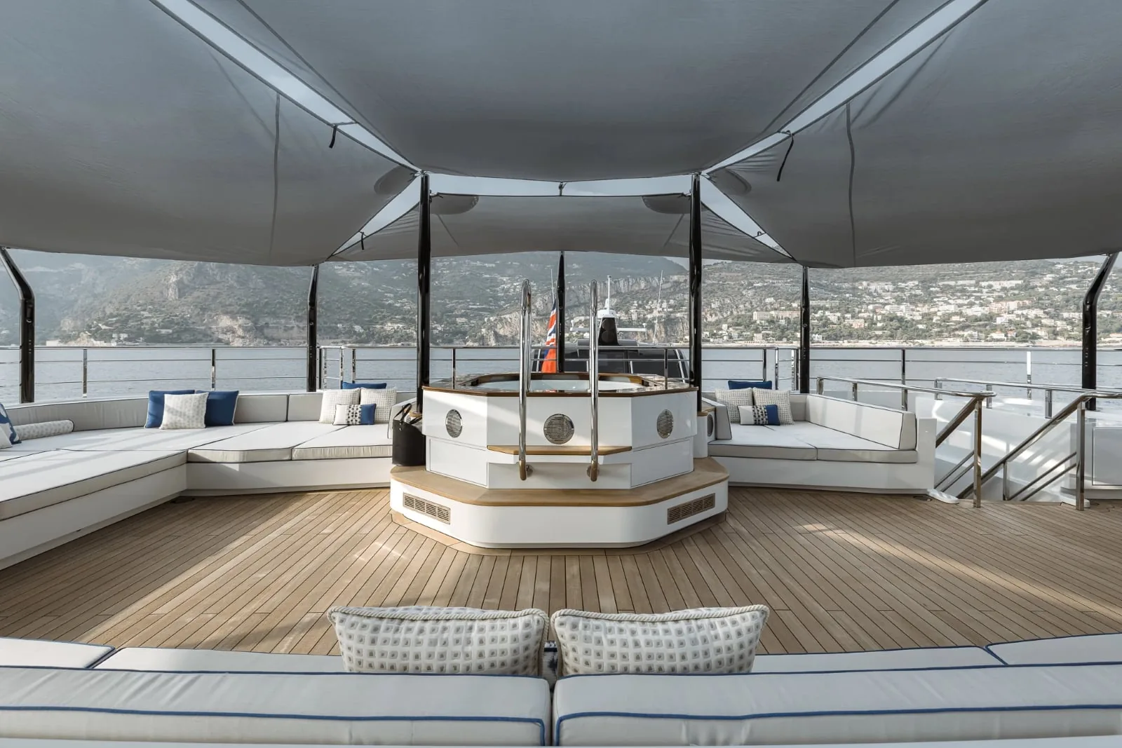 VICTORIOUS - photo 7 yacht charter Cannes