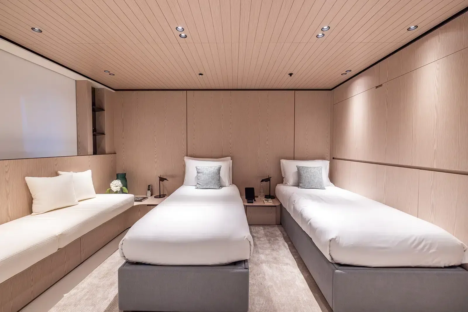 VIRTUOSITY - photo 43 yacht charter Cannes
